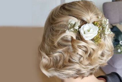 Aufwändige Steckfrisur mit Blumenschmuck