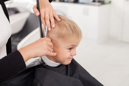 Kind auf dem Friseurstuhl